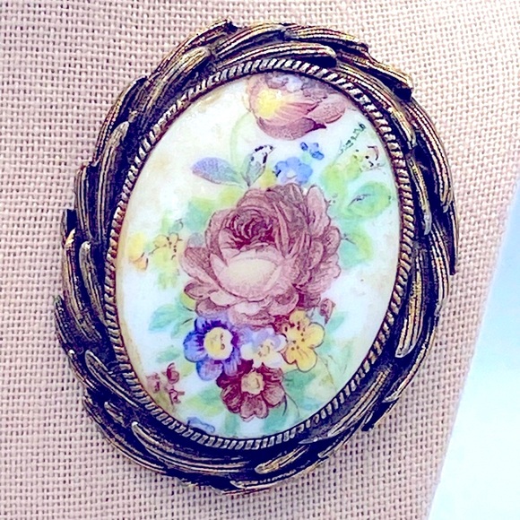Vintage Jewelry - Vintage Antique Gold Tone Oval Hand Painted Porcelain Floral Brooch/ Pendant